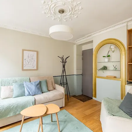 Modern Spacious Only 1 Minute Away From The Place De La Republique דירה