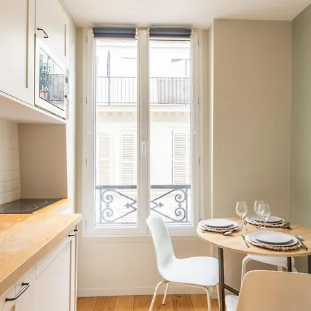 Modern Spacious Only 1 Minute Away From The Place De La Republique * Paryż