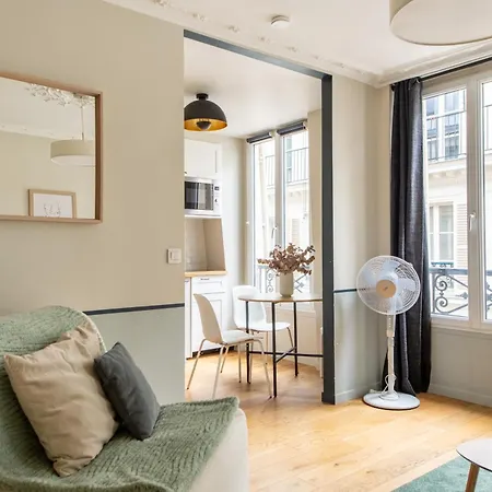 Modern Spacious Only 1 Minute Away From The Place De La Republique Paryż