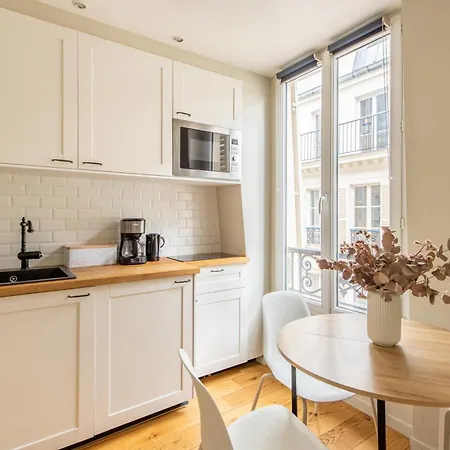 Modern Spacious Only 1 Minute Away From The Place De La Republique Apartament