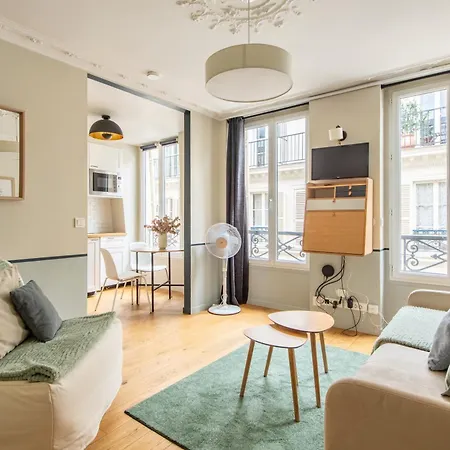 Modern Spacious Only 1 Minute Away From The Place De La Republique