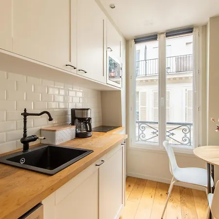 Modern Spacious Only 1 Minute Away From The Place De La Republique *