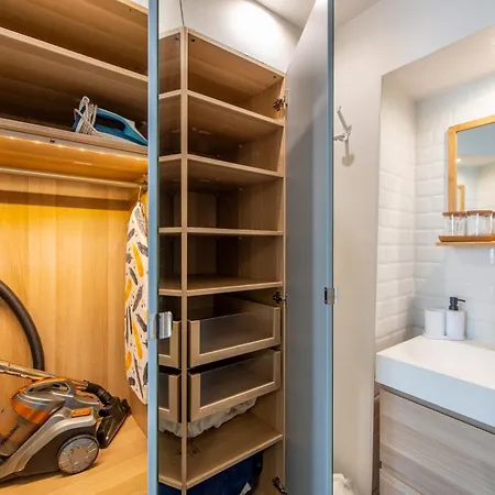 Modern Spacious Only 1 Minute Away From The Place De La Republique