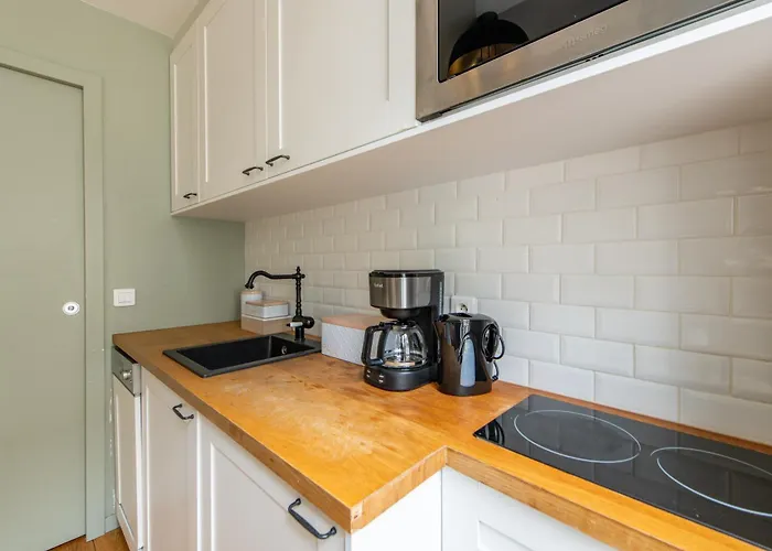Modern Spacious Only 1 Minute Away From The Place De La Republique Apartman *