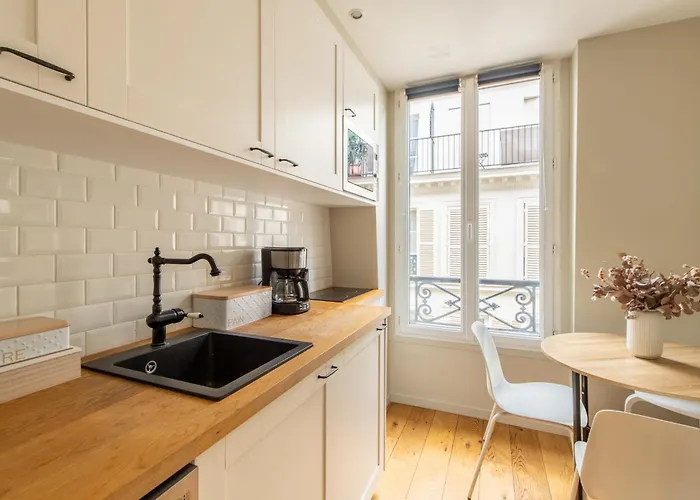 Modern Spacious Only 1 Minute Away From The Place De La Republique *