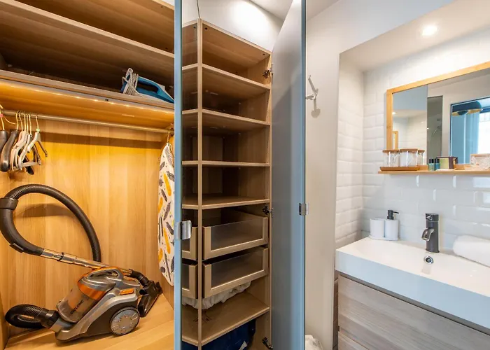 Modern Spacious Only 1 Minute Away From The Place De La Republique