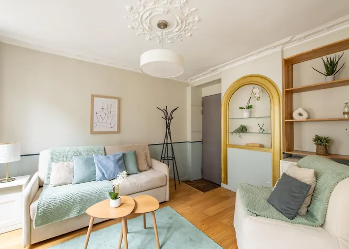 Modern Spacious Only 1 Minute Away From The Place De La Republique Apartman