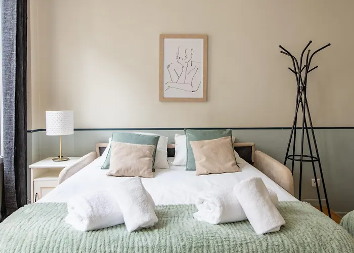 Modern Spacious Only 1 Minute Away From The Place De La Republique Apartman *