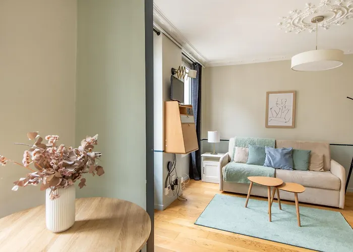 Modern Spacious Only 1 Minute Away From The Place De La Republique Apartman *