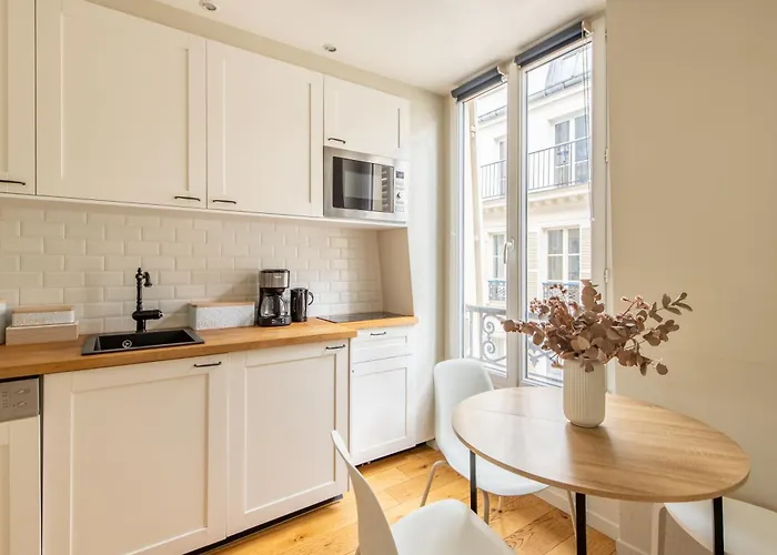 Modern Spacious Only 1 Minute Away From The Place De La Republique Apartman