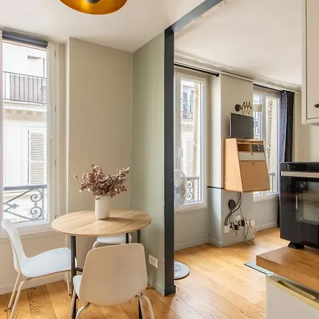Modern Spacious Only 1 Minute Away From The Place De La Republique Lejlighed *