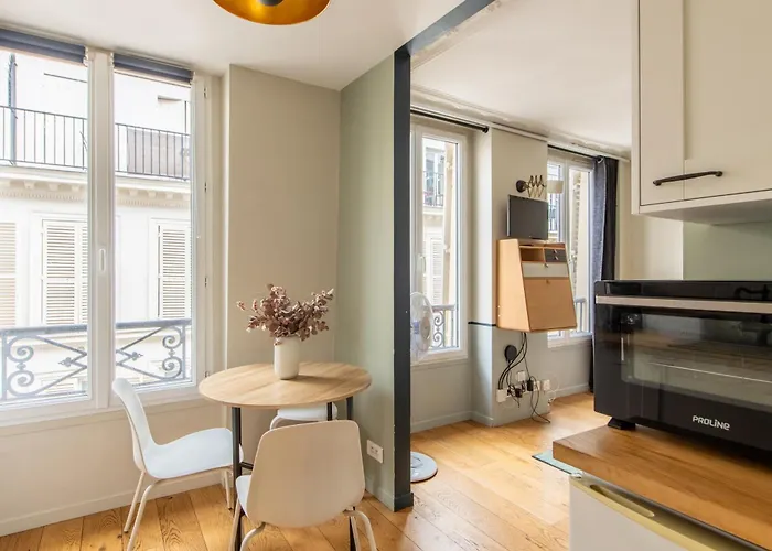 Modern Spacious Only 1 Minute Away From The Place De La Republique Апартаменты *