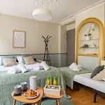 Modern Spacious Only 1 Minute Away From The Place De La Republique 아파트